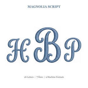 Könnte beinhalten: Der Text MAGNOLIA SCRIPT erscheint über drei blauen gestickten Buchstaben H, B und P in einer Schreibschrift. Unter den Buchstaben steht der Text 26 Letters | 7 Sizes | 9 Machine Formats. Die Buchstaben weisen ein strukturiertes Stichmuster auf.