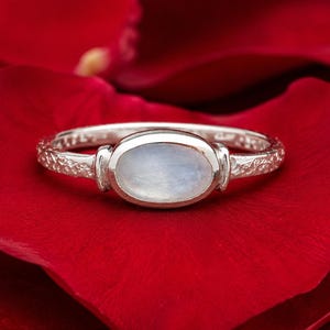 Naturlig månstensring, 925 sterlingsilver oval naturlig månstensring, ring med bezel, minimalistisk stapelbar ring, present till henne
