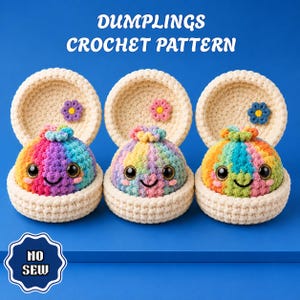 Può includere: Tre giocattoli a forma di raviolo all'uncinetto in ciotole color crema, ognuno con corpo arcobaleno, occhi neri e bocca sorridente. Le ciotole presentano piccole applicazioni floreali. Testo DUMPLINGS CROCHET PATTERN e NO SEW su sfondo blu.