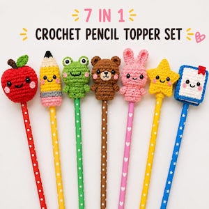 Puede incluir: Un set de 7 adornos de ganchillo para lápices que incluye siete figuras en forma de manzana, lápiz, rana, oso, conejo, estrella y libro. Cada adorno está unido a un lápiz con lunares de varios colores, incluyendo rojo, amarillo, verde, marrón, rosa y azul.