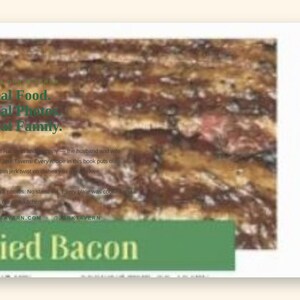 K&ouml;nnte beinhalten: Eine Kochbuchseite mit einer Nahaufnahme von gebratenem kandiertem Speck mit einer dunkelbraunen, glasierten Textur. Der Text lautet: Real Food. Real Photos. Real Family. Candied Bacon. JERKTAVERN.COM @JERKTAVERN. Die Seite enth&auml;lt ein gr&uuml;nes rechteckiges Banner.