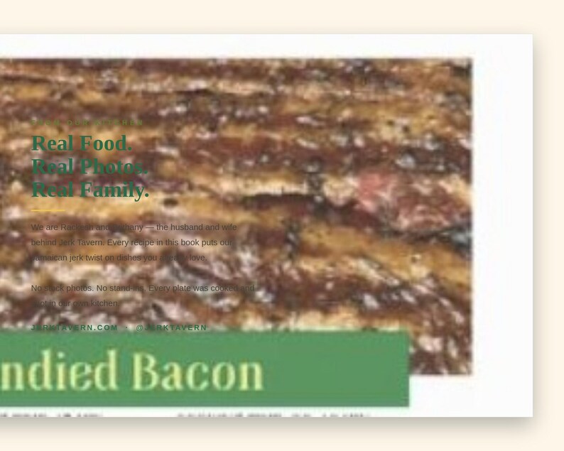 K&ouml;nnte beinhalten: Eine Kochbuchseite mit einer Nahaufnahme von gebratenem kandiertem Speck mit einer dunkelbraunen, glasierten Textur. Der Text lautet: Real Food. Real Photos. Real Family. Candied Bacon. JERKTAVERN.COM @JERKTAVERN. Die Seite enth&auml;lt ein gr&uuml;nes rechteckiges Banner.
