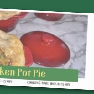 K&ouml;nnte beinhalten: Ein roter Keramiktopf mit Deckel, der ein H&uuml;hner-Pot-Pie mit goldbrauner Kruste enth&auml;lt. Das Bild zeigt ein gr&uuml;nes Banner mit dem Text Chicken Pot Pie, Prep Time: 15 min und Cooking Time: 1 hour 15 min auf einer marmorierten Oberfl&auml;che.