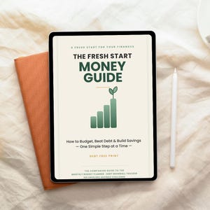 Op de afbeelding: Een tablet met een digitaal document genaamd The Fresh Start Money Guide, voorzien van een groene staafgrafiek met een kiemplantje, tekst over budgetteren, schulden en sparen, en een witte styluspen op een oranje en witte ondergrond.