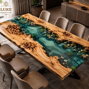 Könnte beinhalten: Ein rechteckiger Esstisch mit einer Massivholzplatte mit Naturkante und einem zentralen Flussdesign aus durchscheinendem türkisfarbenem Harz. Der Harzbereich enthält eingebettete Flusskiesel und grüne Wasserpflanzen. Schwarzes Metallgestell.