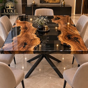 Puede incluir: Una mesa de comedor rectangular con una tabla de madera de borde natural y veteado visible, integrada en una superficie de resina negra brillante. La mesa se apoya sobre una base de metal negro y está rodeada por seis sillas tapizadas en beige.