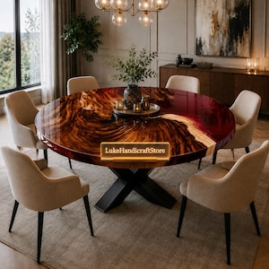 Puede incluir: Una mesa de comedor redonda con una superficie de madera pulida e incrustaciones de resina roja oscura, sobre una base de metal negro en forma de X. La mesa está rodeada por seis sillas tapizadas en beige. Un letrero luminoso dice LukeHandicraftStore.
