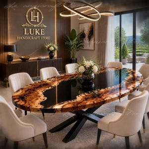 Peut inclure: Une table à manger ovale avec un bord en bois brut et un centre en résine noire brillante, reposant sur une base en métal noir en forme de X. La table est entourée de six chaises rembourrées de couleur crème dans une salle à manger moderne.