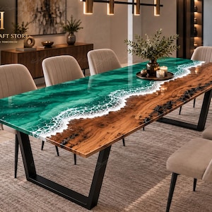 Puede incluir: Una mesa de comedor rectangular con un borde de madera natural combinado con una incrustación de resina verde vibrante que imita las olas del océano con detalles de espuma blanca. La mesa tiene patas de metal negro y seis sillas beige.