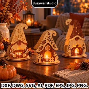 Peut inclure: Trois bougeoirs décoratifs en bois en forme de gnome et de maison, ornés de découpes laser représentant des feuilles d'automne, des étoiles, des champignons et des citrouilles. Chaque pièce est faite de bois clair et foncé pour bougies.