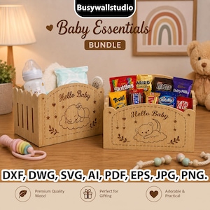 Può includere: Due contenitori in legno chiaro con bordi smerlati, ciascuno inciso con il testo Hello Baby e illustrazioni di un elefante o un orso che dorme su una nuvola. I contenitori contengono articoli per neonati e varie confezioni di caramelle.