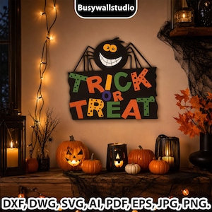 Può includere: Un cartello da parete nero raffigurante un ragno dei cartoni animati con un ampio sorriso sopra il testo colorato TRICK OR TREAT. Le lettere sono decorate con pois verdi, arancioni e viola su uno sfondo scuro per le decorazioni di Halloween.