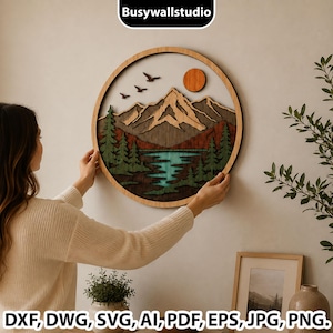 Peut inclure: Une décoration murale circulaire en bois représentant un paysage de montagne en relief avec un lac, des conifères et un soleil. Le design comprend des silhouettes d'oiseaux en vol. L'œuvre est encadrée par un cercle en bois naturel.