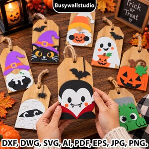 Könnte beinhalten: Eine Sammlung von hängenden Holzanhängern zum Thema Halloween mit bunten Ausschnitten eines Vampirs, Geistes, einer schwarzen Katze, Mumie, eines Kürbisses und Zwergs, jeweils mit einer Juteschnur zum Aufhängen und verschiedenen Motiven.