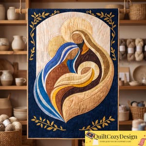 Pode incluir: Uma tapeçaria retangular de tecido com uma representação acolchoada estilizada de três figuras em tons de azul, castanho e creme. O design é emoldurado por uma borda azul-escura com motivos de folhas douradas e suspensa numa vara de madeira.