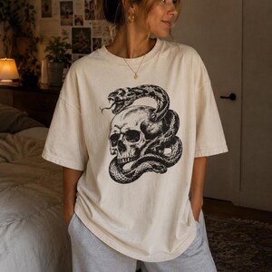 T-shirt con teschio e serpente, stile gotico vintage, colori confortevoli 1717