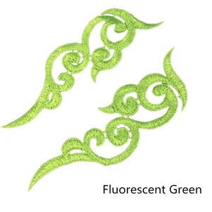 Pode incluir: Dois apliques bordados em verde fluorescente a condizer, com padrões intrincados de volutas em espiral. Cada peça tem uma forma curva e alongada com costuras densas, criando um design texturizado e elevado sobre um fundo sólido.