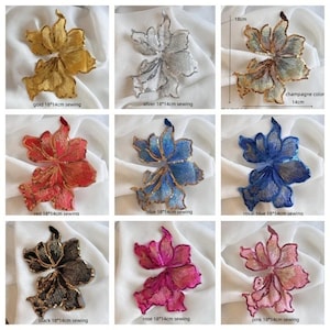 Puede incluir: Una colección de nueve apliques de costura con forma de flor en varios colores, incluyendo oro, plata, champán, rojo, azul, azul real, negro, rosa y rosa intenso. Cada pieza mide 18 cm por 14 cm y presenta bordados y detalles de lentejuelas.