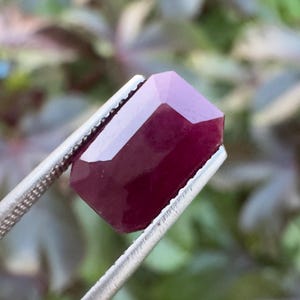 Natuurlijke robijn - 3,9 karaat, 10,1 x 6,6 mm, rode smaragdgeslepen, gefacetteerde, losse edelsteen.