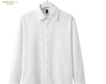 Camisa blanca plisada con botones, top de manga larga con textura plisada, ropa casual elegante minimalista.