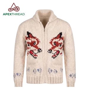 Puede incluir: Un cárdigan de punto color crema de manga larga con cremallera, cuello chal y dos bolsillos delanteros. La prenda presenta dos motivos simétricos de cabezas de zorro en rojo, negro y blanco, con pequeños patrones de huellas cerca del dobladillo.