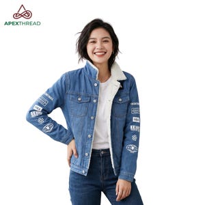 Può includere: Una giacca in denim blu con fodera in sherpa bianco, caratterizzata da un colletto ripiegato, chiusure con bottoni in metallo e due tasche sul petto. Le maniche sono decorate con varie stampe grafiche bianche e testo, incluse le lettere HBA.