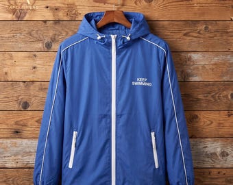 Chaqueta cortavientos azul personalizada con capucha, impermeable retro con ribetes, abrigo ligero estilo streetwear de los 90.