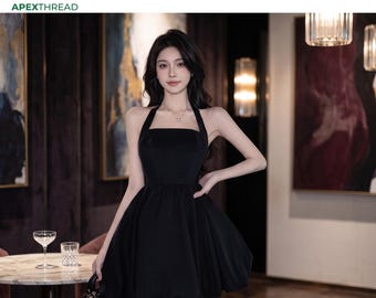 Minivestido negro con escote halter, conjunto de cóctel con bajo abullonado, vestido de fiesta coqueto estilo años 2000.