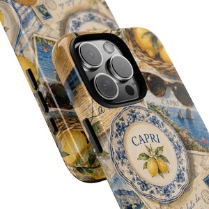 Op de afbeelding: Een smartphonehoesje met een collage van Capri-thema's, waaronder een decoratief bord met de tekst CAPRI en een citroenillustratie, vintage ansichtkaarten, een zonnebril en kustlandschappen in tinten blauw, geel en crème.