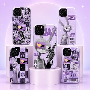 Puede incluir: Cinco fundas para smartphone en tonos morados con un personaje de conejo de dibujos animados llamado Jax. Los diseños incluyen gráficos como el número 22, un revólver, una cara sonriente y el texto Chaos Club Member sobre un fondo morado claro.