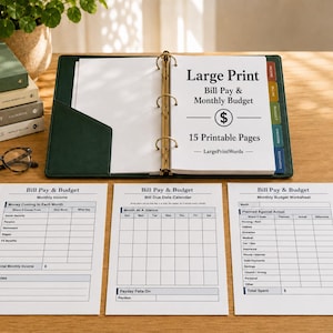 Puede incluir: Una carpeta de tres anillas de color verde oscuro que contiene páginas blancas con el texto Large Print Bill Pay & Monthly Budget 15 Printable Pages LargePrintWords. Tres hojas de presupuesto impresas están extendidas frente a la carpeta.