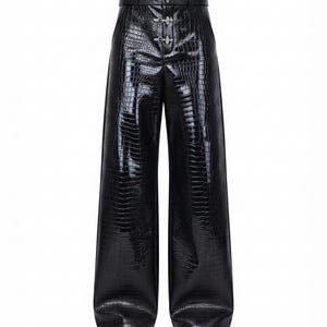 Puede incluir: Pantalones negros de talle alto con una textura brillante en relieve de cocodrilo. Los pantalones tienen una silueta de pierna ancha y se aseguran en la parte delantera con tres cierres de palanca de metal plateado.
