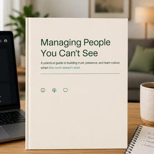 以下が含まれることがあります： Managing People You Can't Seeというタイトルのハードカバー本。サブタイトルはA practical guide to building trust, presence, and team culture when the room doesn't exist。表紙はクリーム色で、濃い緑色の文字と3つのアイコンが印刷されています。