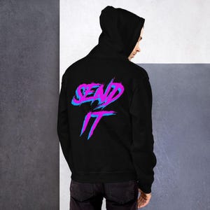 Retro Send It grafische hoodie, hoodie met coole print, trendy zwarte hoodie, urban streetwear hoodie, uniseks hoodie voor vrijetijdskleding