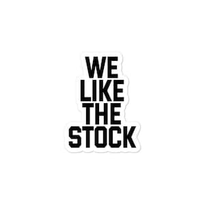 Könnte beinhalten: Schwarz-weißer Aufkleber mit dem Text "WE LIKE THE STOCK" in fetten Blockbuchstaben.
