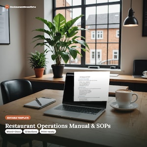 Puede incluir: Un ordenador portátil muestra un documento titulado Restaurant Operations Manual & SOPs con texto que incluye 12 Sections y Word + Docs. La pantalla muestra una lista de procedimientos operativos, mientras un cuaderno, un bolígrafo y una taza de café están sobre el escritorio de madera.