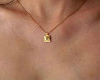 Collier pendentif rectangulaire plaqué or avec détail cœur – style vintage
