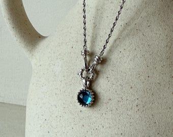 Collier pendentif délicat en topaze bleue, finition rhodiée, argent S925, pierre de naissance vintage de décembre. Pierre de naissance de décembre.