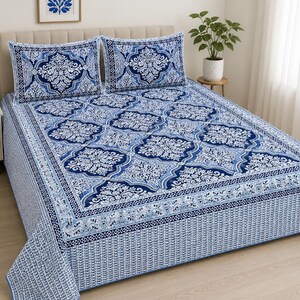 Könnte beinhalten: Ein Bettlaken-Set mit einem tiefblauen und weißen Damastmuster. Das Design umfasst ein zentrales Gitter aus verzierten Blumenmotiven, einen breiten dekorativen Rand mit komplexen Schnörkeln und einen unteren Bereich mit Blattmuster.