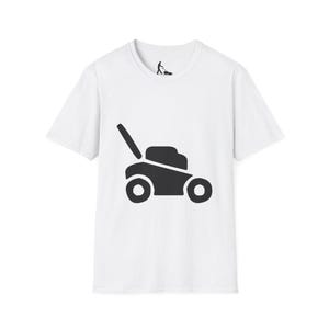 Può includere: Una t-shirt bianca a maniche corte con una grande grafica nera di un tosaerba centrata sul petto. L'etichetta interna sul collo mostra una piccola icona a silhouette nera di una persona che spinge un tosaerba su sfondo bianco.