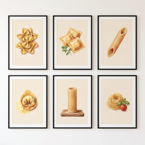 Pode incluir: Um conjunto de seis quadros decorativos com ilustrações de vários formatos de massa, incluindo farfalle, ravioli, penne, tortellini, rigatoni e esparguete com um tomate e manjericão, tudo sobre um fundo bege claro.