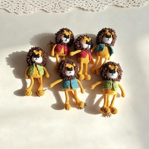 Koop 2 en krijg 1 gratis: handgehaakte Grumpy Little Lion pop, sleutelhanger van garen, rugzakhanger en bureaufiguurtje. Een uniek cadeau-idee!