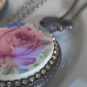 Chine brisée, bijoux en porcelaine brisée dans une montre de poche, médaillon vintage, Royal Albert, porcelaine vintage, porcelaine fine, pendentif floral, mosaïque image 7