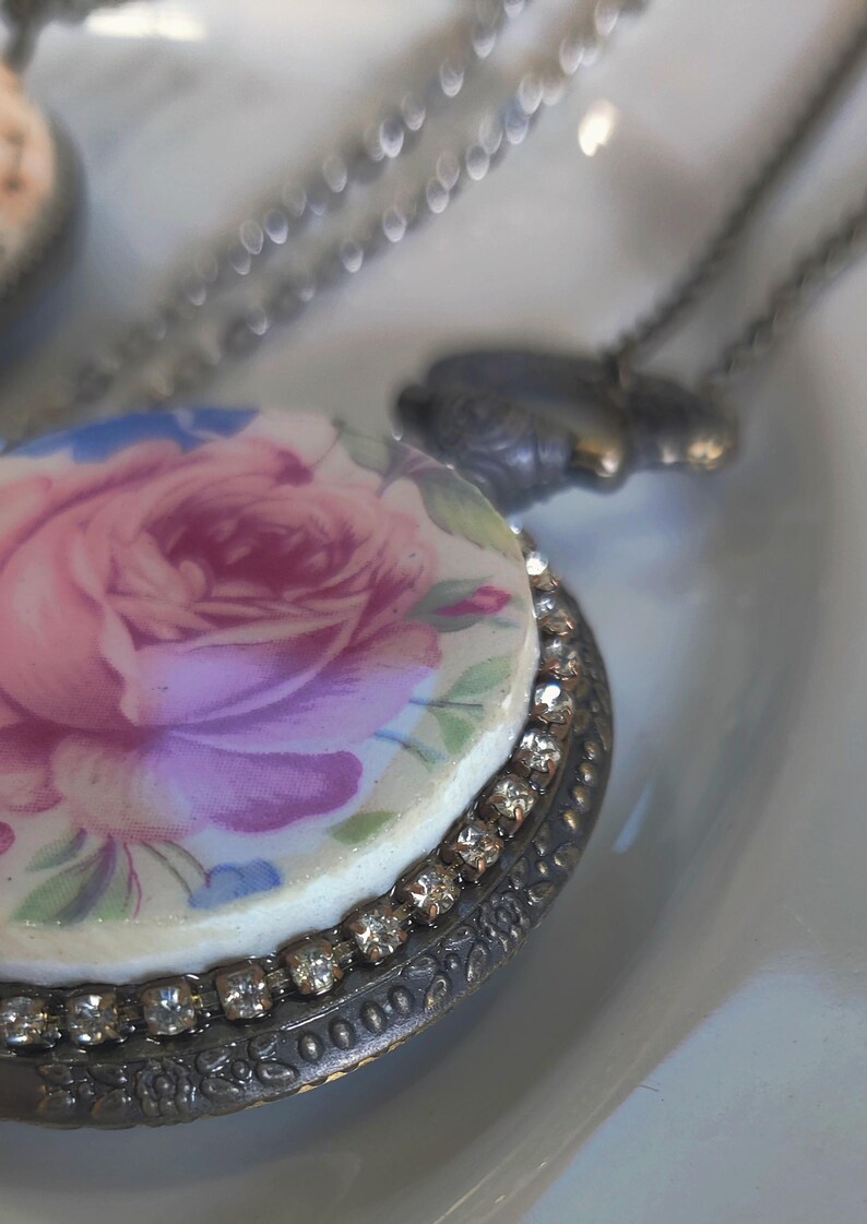 Chine brisée, bijoux en porcelaine brisée dans une montre de poche, médaillon vintage, Royal Albert, porcelaine vintage, porcelaine fine, pendentif floral, mosaïque image 7