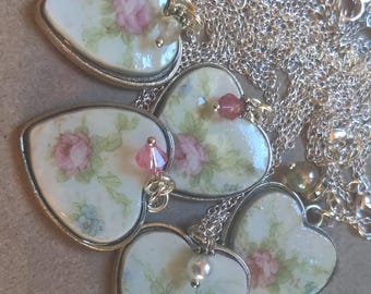 Gebrochener Porzellanschmuck, antiker Porzellanteller, feuergeschädigt, Restaurierung von Schmuck, Restaurierung von Schmuck, handgemachtes Vintage-Schmuckzubehör