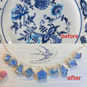 Könnte beinhalten: Ein blauer und weißer Porzellanteller mit Blumenmuster wird in eine Halskette mit mehreren Anhängern verwandelt. Die Halskette ist mit Liebe und Aloha gemacht. Der Text "Handmade with love & aloha" ist auf weißem Hintergrund geschrieben.