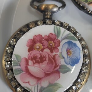 Chine brisée, bijoux en porcelaine brisée dans une montre de poche, médaillon vintage, Royal Albert, porcelaine vintage, porcelaine fine, pendentif floral, mosaïque image 4