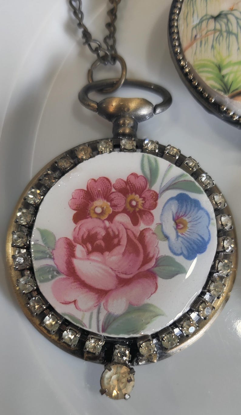 Chine brisée, bijoux en porcelaine brisée dans une montre de poche, médaillon vintage, Royal Albert, porcelaine vintage, porcelaine fine, pendentif floral, mosaïque image 4