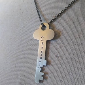 Collier de clés, clés gravées, clés personnalisées, clé personnalisée, clé de don, clé estampillée, anciennes clés, clés squelettes, clés vintage, clés de commande en gros image 9