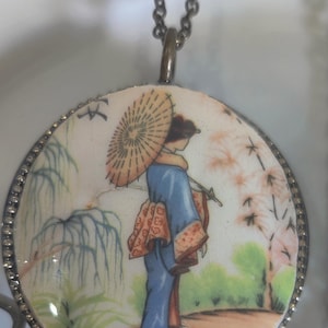Chine brisée, bijoux en porcelaine brisée dans une montre de poche, médaillon vintage, Royal Albert, porcelaine vintage, porcelaine fine, pendentif floral, mosaïque image 3